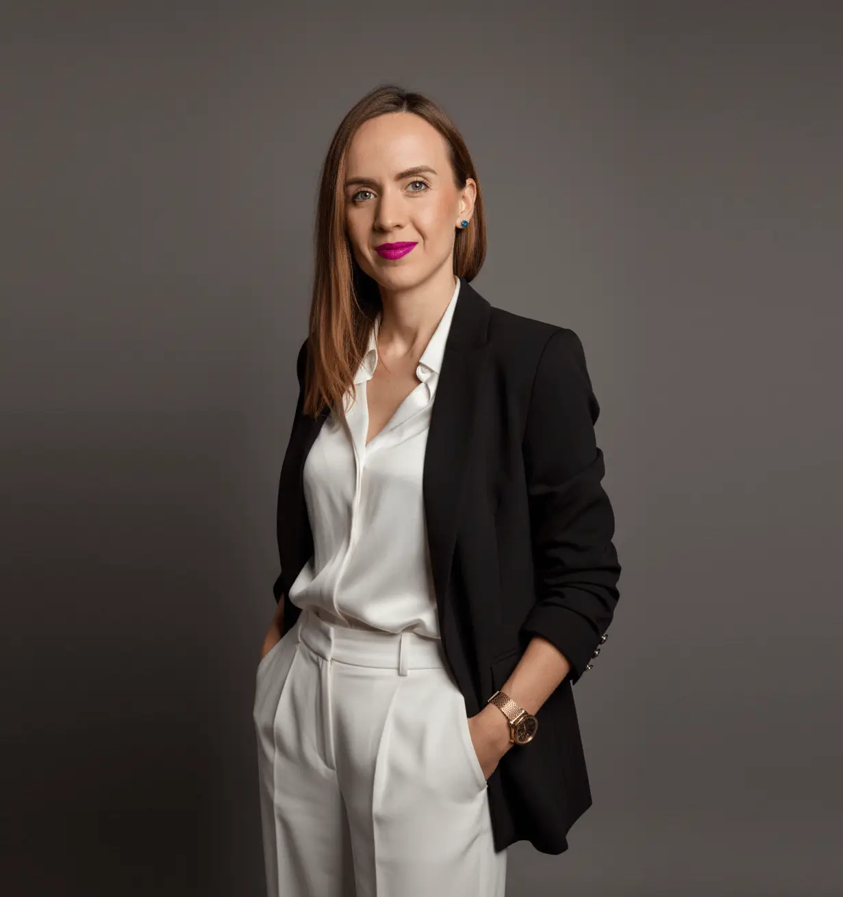 Zdjęcie kobiety w eleganckim ubraniu – symbol smart aging i pielęgnacji skóry anti-aging.